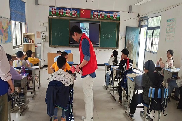 庄墓镇李庄村:“三聚三解”锻造过硬村干部队伍.jpg