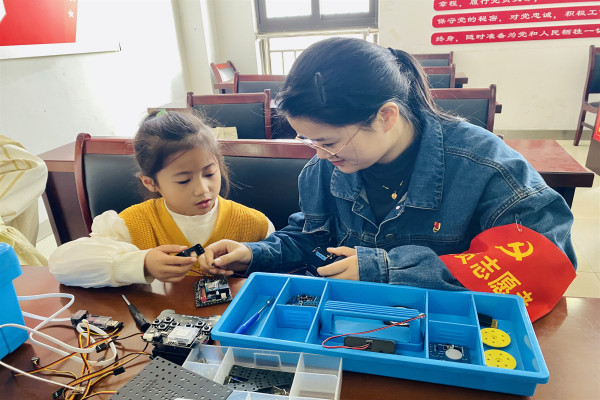 党员志愿者参与”公益编程,点亮科技梦“志愿服务活动.jpg