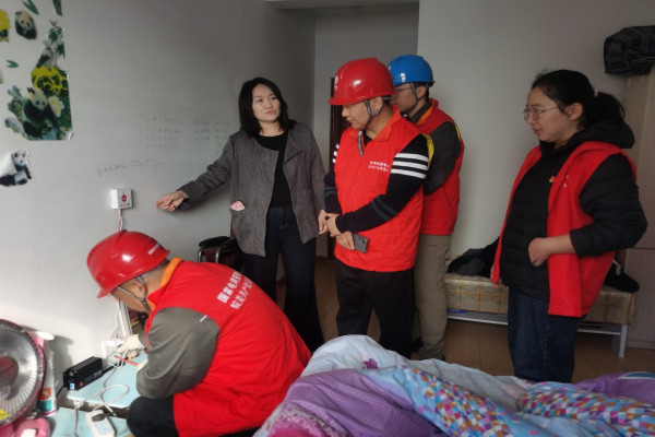 党员检查独居老人家中电路.jpg